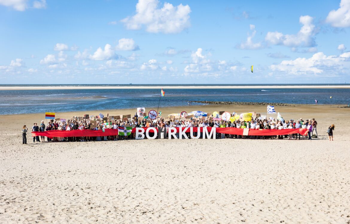 Protestbild am Strand.