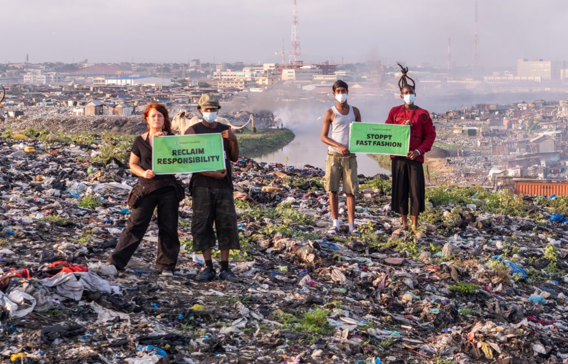 Aktivst*innen halten Schilder mit der Aufschrift 