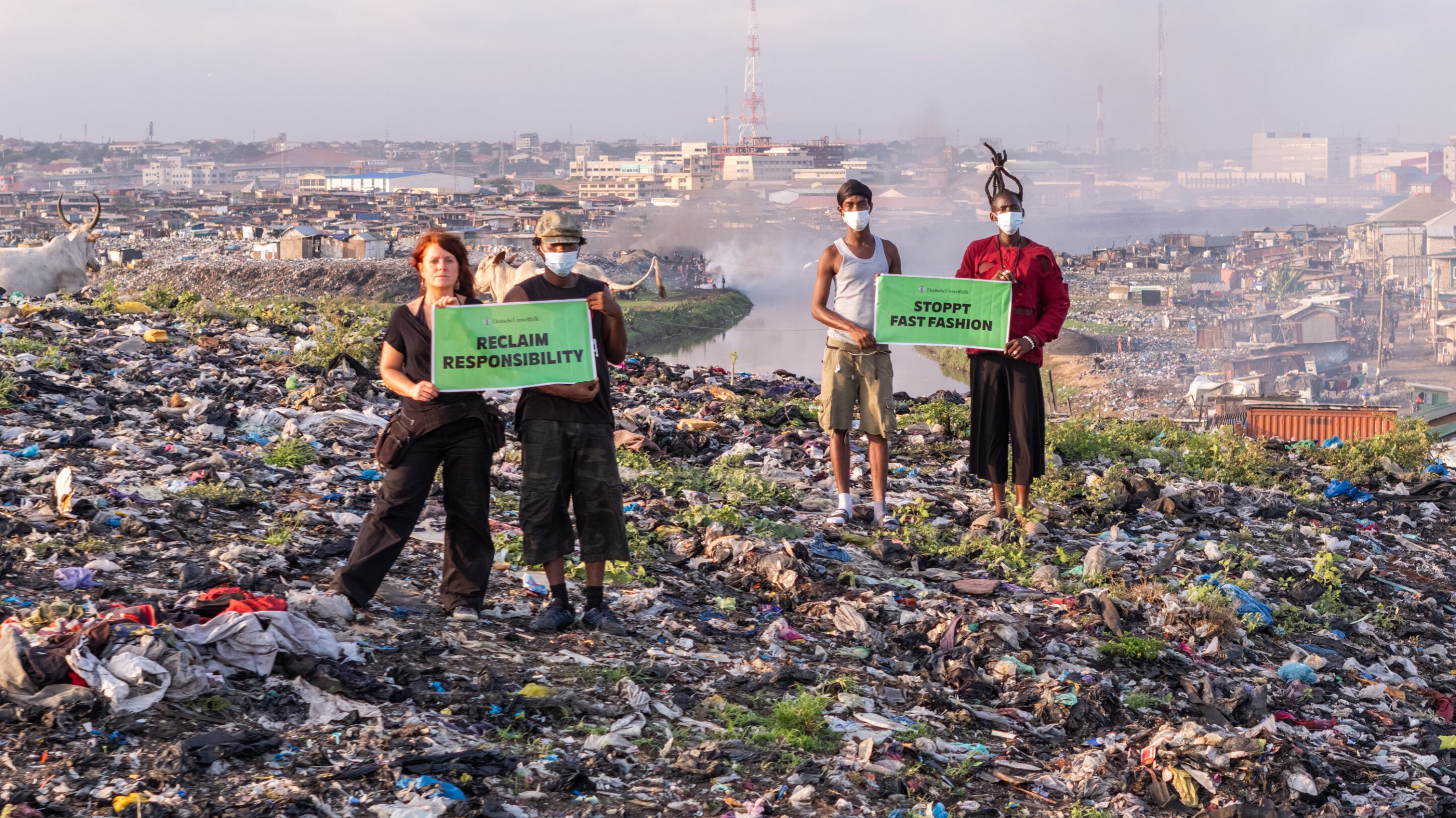 Aktivst*innen halten Schilder mit der Aufschrift 